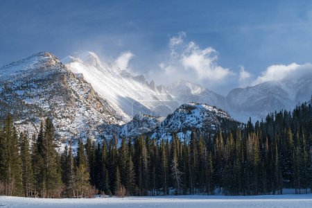Téléchargez les photos : Clavier du parc national des montagnes Rocheuses, Colorado.Regardant vers le sud-est à travers le lac Bear enneigé avec vue sur le pic Longs et d'autres hautes montagnes, au milieu de l'hiver dans le parc national des montagnes Rocheuses. - en image libre de droit