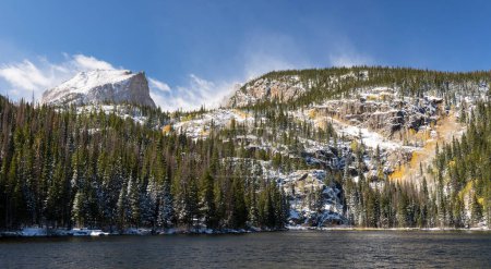 Téléchargez les photos : Vue d'automne orageuse de 12,713 pieds Hallet Peak de Bear Lake, situé dans le parc national des montagnes Rocheuses Colorado. - en image libre de droit