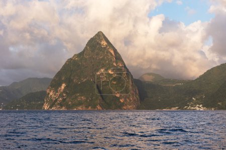 Dramatic View of the Mountain Peak Petit Piton by the Caribbean Sea. Los Piton 's se encuentran cerca de Soufriere en la isla de Santa Lucía en las Indias Occidentales.