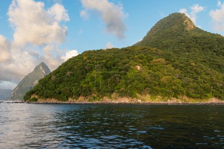 Gros Piton y el lejano Petit Piton son vistos desde el Mar Caribe. Los famosos picos se encuentran cerca de la ciudad de Soufriere en la isla de Santa Lucía.