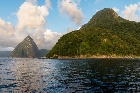 Vistas desde un barco en el mar Caribe son los famosos picos de Pitón, que se caracterizan por su paisaje dramático que se puede ver en la mayor parte de la isla de Santa Lucía.