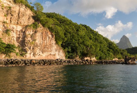 Petit Piton in der Ferne vom Strand von Anse Chastanet auf der Insel St. Lucia aus gesehen. Ein Pfad führt entlang der Küste dieser wunderschönen Gegend mit dramatischen Ausblicken auf Petit Piton. 