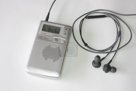 Digitaler Taschenradio-Empfänger mit angeschlossenem Kopfhörer