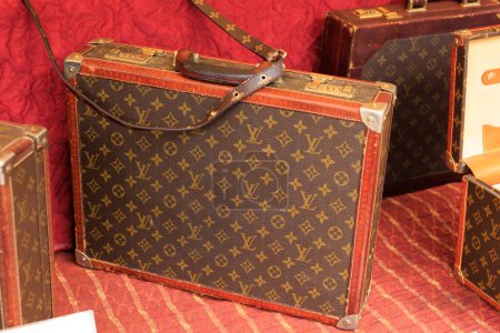 Téléchargez les photos : Sacs Louis Vuitton dans un magasin d'antiquités. Parme, Italie _ octobre 04, 2022 - en image libre de droit