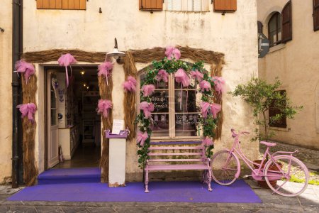 Foto de Típica tienda de lavanda en Venzone. Venzone, Friuli-Italia. 12 de junio de 2023. - Imagen libre de derechos