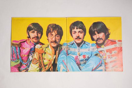 Téléchargez les photos : Sergent. Pepper's Lonely Hearts Club Band album ouvert du groupe musical The Beatles. fond blanc isolé. Udine Italie _ 4 juillet 2023 - en image libre de droit