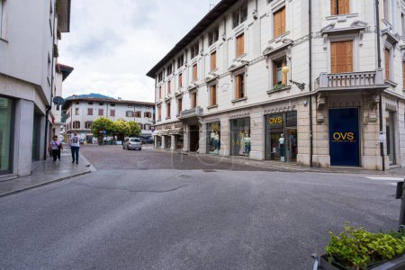 Foto de Tolmezzo, Italia (22 de julio de 2023) en el centro histórico de Tolmezzo. Friuli. - Imagen libre de derechos