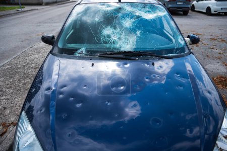 Foto de Granizo daños en el coche. capucha y parabrisas dañados - Imagen libre de derechos