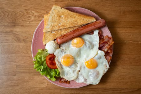 Foto de Placa de vista superior con desayuno americano típico en mesa de madera - Imagen libre de derechos