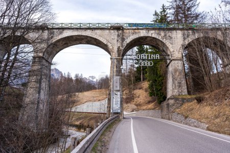 Blick auf den Hochradweg Cortina, Toblach nach Cortina d 'Ampezzo. Italien