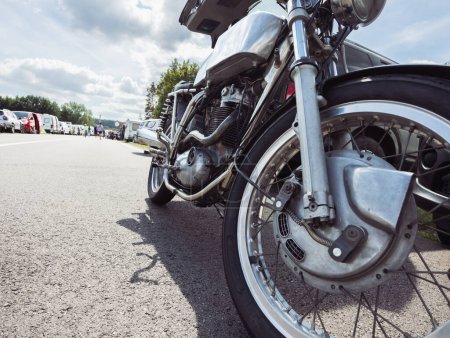 Téléchargez les photos : Nouvelle moto avec des pièces métalliques et de grandes roues, vue du bas. Photo de haute qualité - en image libre de droit