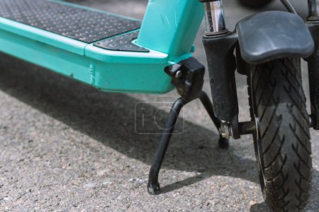 Foto de Scooter eléctrico primer plano de la rueda delantera, el scooter se encuentra en la pierna en la calle. Foto de alta calidad - Imagen libre de derechos