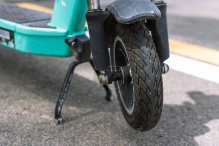 Foto de Rueda delantera de un primer plano scooter eléctrico, el scooter se encuentra en una pierna en la calle. Foto de alta calidad - Imagen libre de derechos