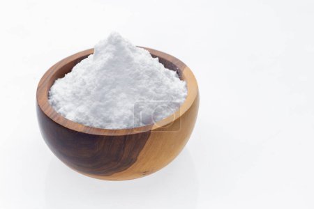 bicarbonato de sodio en recipiente de madera, aislado en blanco