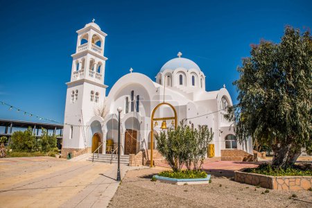Téléchargez les photos : Eglise d'Agioi Anargiroi à Agistri par une belle journée de printemps - en image libre de droit