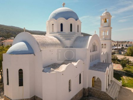 Téléchargez les photos : Photo aérienne de l'église d'Agioi Anargiroi à Agistri par une belle journée de printemps - en image libre de droit