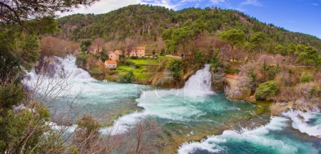 Blick auf den Wasserfall des Flusses Krka im Nationalpark Krka, Kroatien.