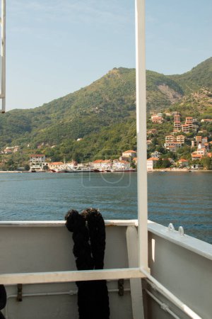 Foto de Una vista desde la cubierta de un ferry a la costa - Imagen libre de derechos