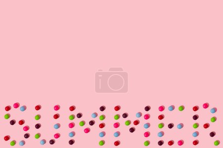 Kreatives Design aus Bonbons auf rosa Hintergrund. Minimales Sommerkonzept.