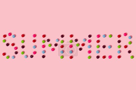 Kreatives Design aus Bonbons auf rosa Hintergrund. Minimales Sommerkonzept.