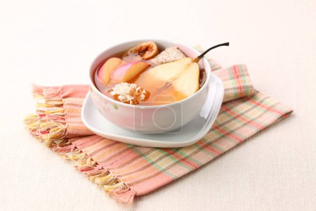 Téléchargez les photos : Sydney Soupe aux os de porc aux pommes et figues servie dans un plat isolé sur une serviette vue de côté de la nourriture hong kong - en image libre de droit
