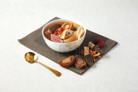 Foto de Morel Cordyceps Flower Abalone Stew Sopa de pollo servida en un plato aislado en la servilleta vista lateral de la comida hong kong - Imagen libre de derechos