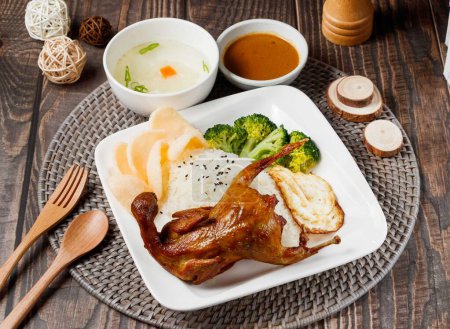 Téléchargez les photos : Riz Turtledove frit avec sauce et soupe servi dans un plat isolé sur la table vue de côté de la nourriture taiwan - en image libre de droit