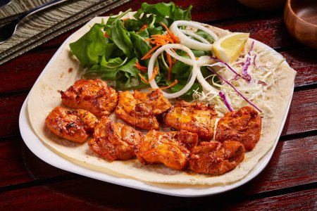 Téléchargez les photos : Cheesh épicé Tawook ou shish tikka boti kebab avec salade, citron et pain servi dans un plat isolé sur la table vue de côté de la nourriture du Moyen-Orient - en image libre de droit