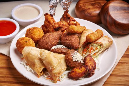 Téléchargez les photos : Marmaris Hot Mezze avec trempette servie dans un plat isolé sur la table vue de côté de la nourriture du Moyen-Orient - en image libre de droit