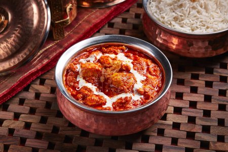 Foto de Pollo Makhani o mantequilla de pollo karahi con arroz blanco servido en plato aislado en la vista lateral de la mesa de comida de Oriente Medio - Imagen libre de derechos