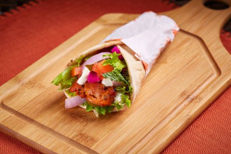 Téléchargez les photos : Shish Tawook Shawarma wrap ou Sheesh Tawook Sandwich servi dans un plat isolé sur la table vue de côté de la nourriture du Moyen-Orient - en image libre de droit