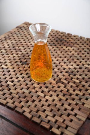 Foto de Azafrán refresco de cóctel Bebida servida en vidrio aislado en la vista lateral de la mesa de alimentos de Oriente Medio - Imagen libre de derechos