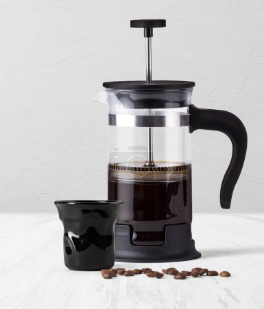 Téléchargez les photos : FRANÇAIS PRESS COFFEE fabricant avec tasse de café noir isolé sur fond vue latérale - en image libre de droit