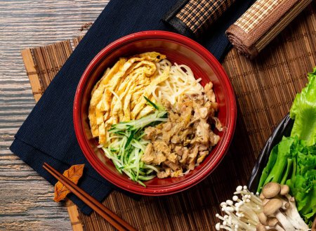 Téléchargez les photos : Nouilles froides au chou aigre avec baguettes servies en pot isolées sur la table vue du dessus de la nourriture taiwan - en image libre de droit