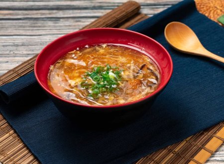 Téléchargez les photos : Soupe aigre-chaude à l'oignon vert servie dans un bol isolé sur la table de la nourriture taïwanaise - en image libre de droit