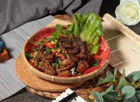 Téléchargez les photos : Tourterelle frite salée servie dans un plat isolé sur la table vue sur la nourriture de Chine - en image libre de droit