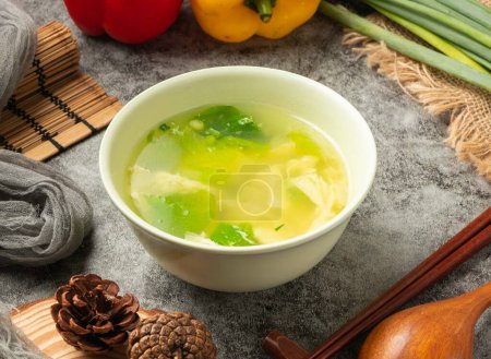 Téléchargez les photos : Soupe goutte d'oeuf servi dans un bol vue de dessus de table isolée de la nourriture chinoise - en image libre de droit