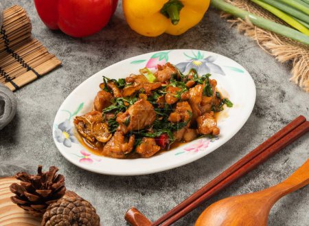 Gewürztes Huhn serviert in Teller isoliert Tischplatte Blick auf chinesisches Essen