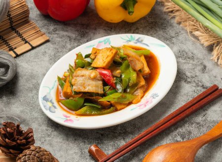 Téléchargez les photos : Porc deux fois cuit avec baguettes servi dans un plat isolé vue de dessus de table de la nourriture chinoise - en image libre de droit
