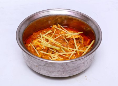 Chicken Ingwer Handi serviert in Schale isoliert auf grauem Hintergrund Draufsicht auf pakistanischem Essen