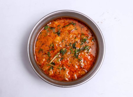 Téléchargez les photos : Poulet achari handi servi dans un plat isolé sur fond gris vue du dessus de la nourriture pakistanaise - en image libre de droit