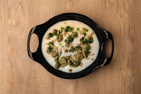 Téléchargez les photos : Shish Barak Au riz Vermicelli servi dans un plat isolé sur la table vue sur la nourriture arabe - en image libre de droit