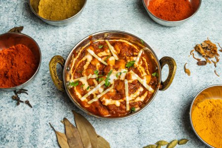 Téléchargez les photos : Sauce Chana Masala ou chola avec sauce chili servie dans un plat isolé sur fond gris vue du dessus de la nourriture du bangladesh - en image libre de droit