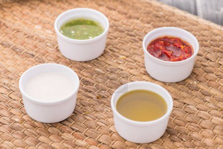 Téléchargez les photos : Sauces assorties de seaddoning vert, rouge, chili, sucré, basilic, pâte et épicé servi dans un plat isolé sur la table vue de côté de la nourriture arabe - en image libre de droit