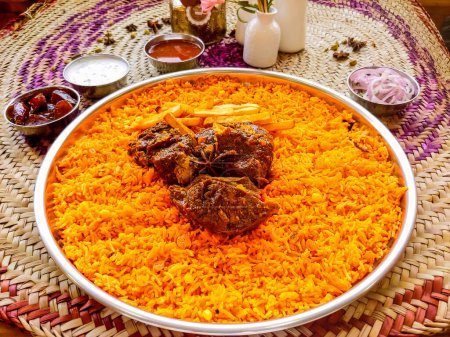 Téléchargez les photos : Agneau Bukhari avec raita servi dans un plat isolé sur la table vue sur la nourriture arabe - en image libre de droit