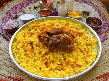 Foto de Mandi cordero, biryani, pulao, kabsah, majbous y raita servidos en plato aislado en la vista superior de la mesa de comida árabe - Imagen libre de derechos