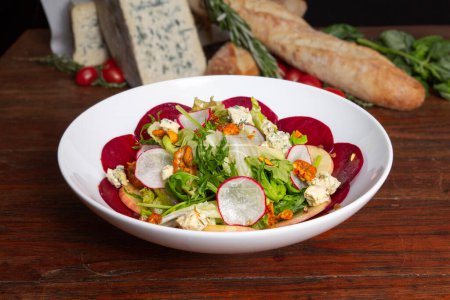 Téléchargez les photos : Salade de carpaccio de betterave au fromage bleu servie dans un plat isolé sur la table avec vue sur la nourriture arabe - en image libre de droit