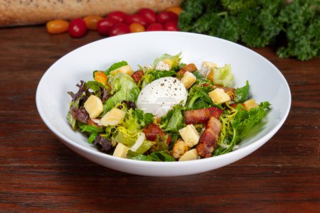 Téléchargez les photos : Salade de lyonnaise avec légumes verts et œufs servis dans un plat isolé sur la table vue sur la nourriture arabe - en image libre de droit