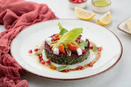 Téléchargez les photos : Hadi Quinoa aux betteraves servi dans un plat isolé sur la table vue sur la nourriture arabe - en image libre de droit