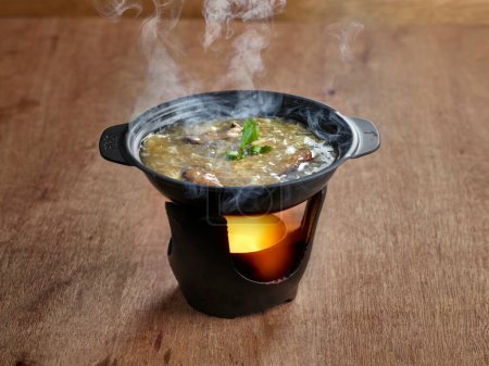 Téléchargez les photos : Soupe d'ailerons de requin servie dans un plat de ragoût isolé sur la table vue de côté de la soupe - en image libre de droit